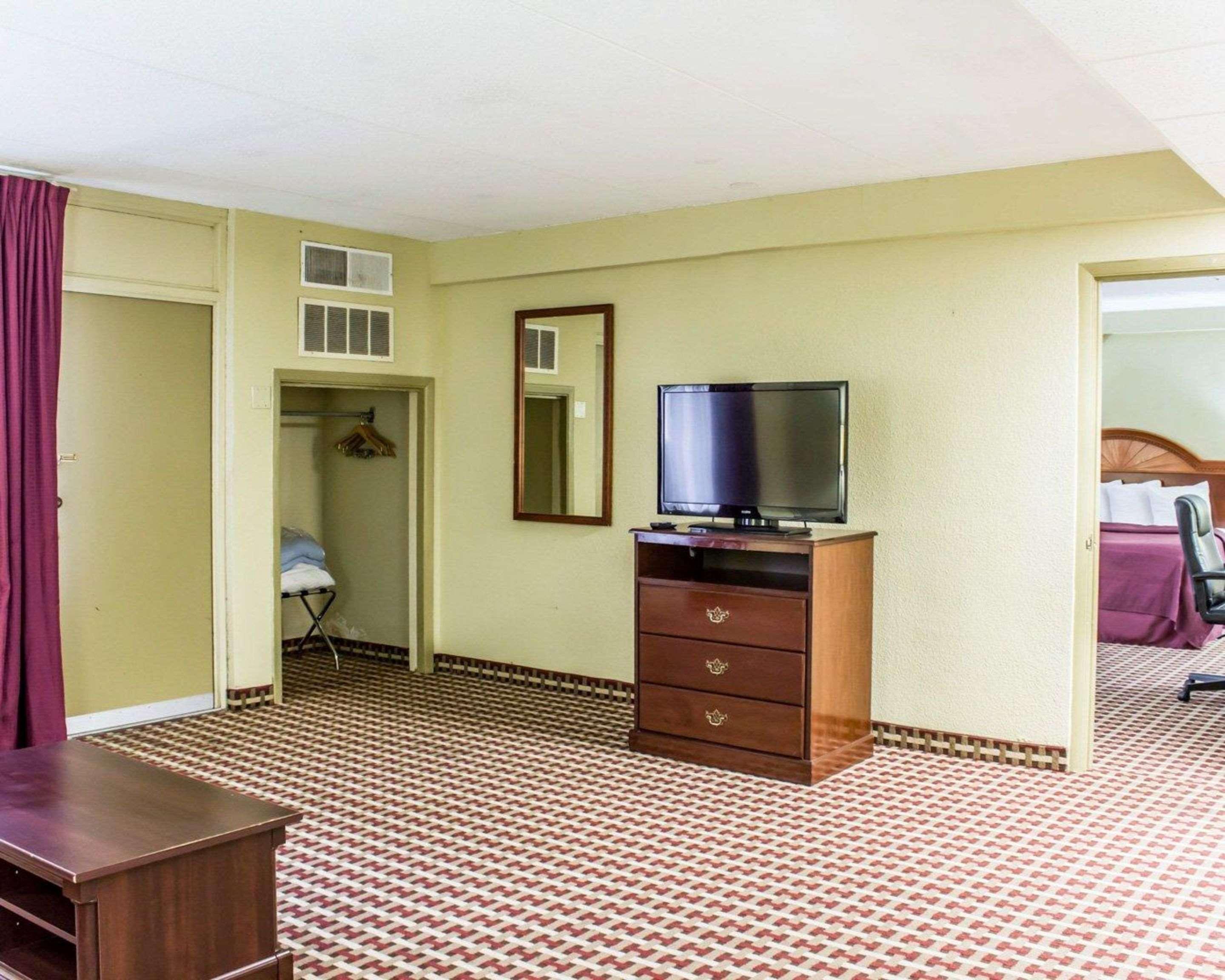 Quality Inn & Suites Fayetteville Ngoại thất bức ảnh